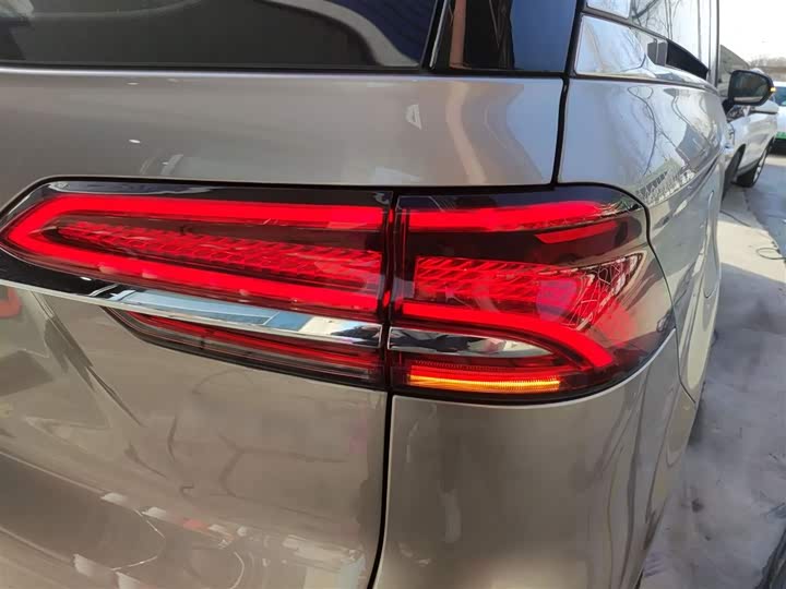 Фото 8 - Roewe iMax 8 EV