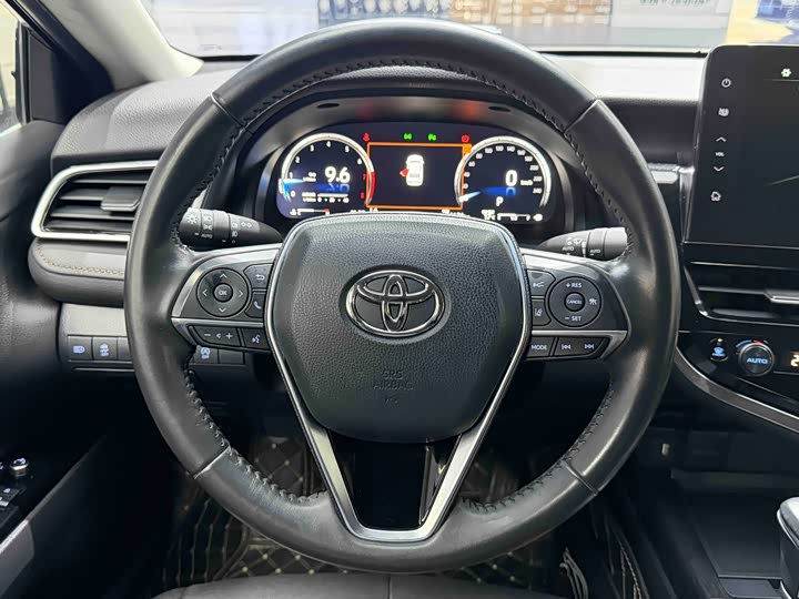 Фото 8 - Toyota Camry