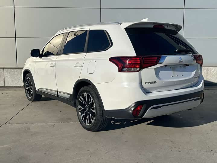 Фото 8 - Mitsubishi Outlander