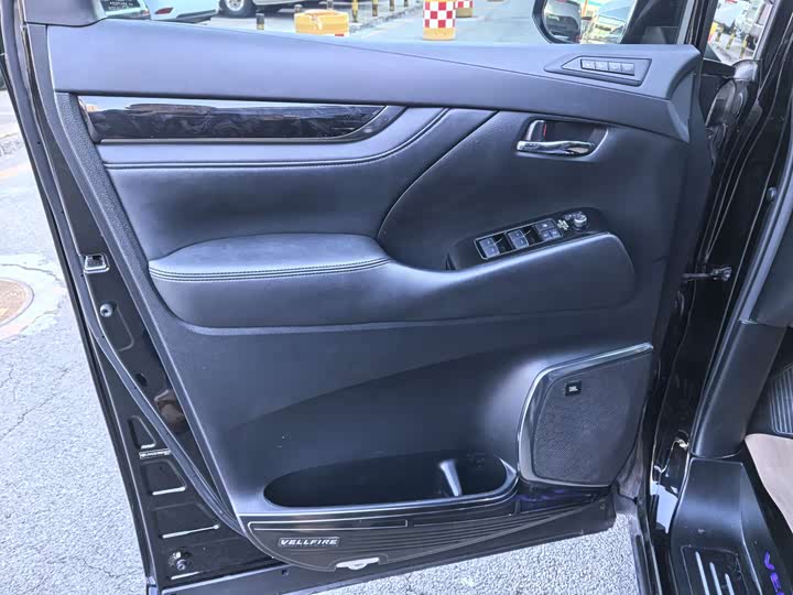 Фото 7 - Toyota Vellfire