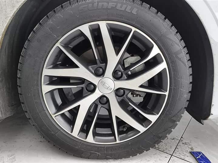 Фото 6 - Geely Emgrand