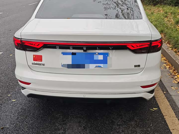 Фото 8 - Geely Emgrand