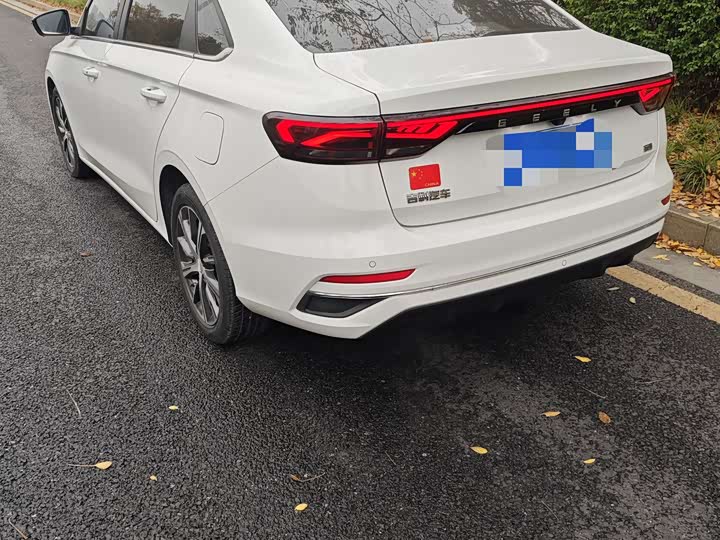 Фото 9 - Geely Emgrand