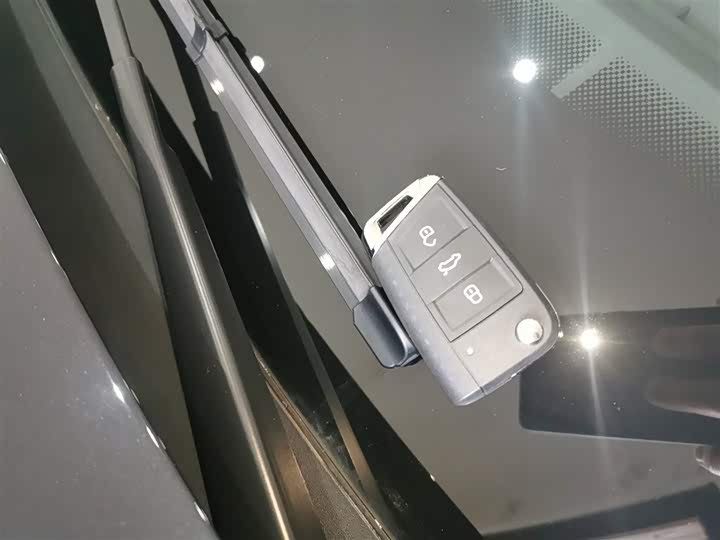 Фото 9 - Volkswagen Passat Hybrid