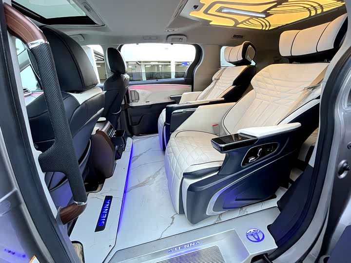 Фото 8 - Toyota Sienna