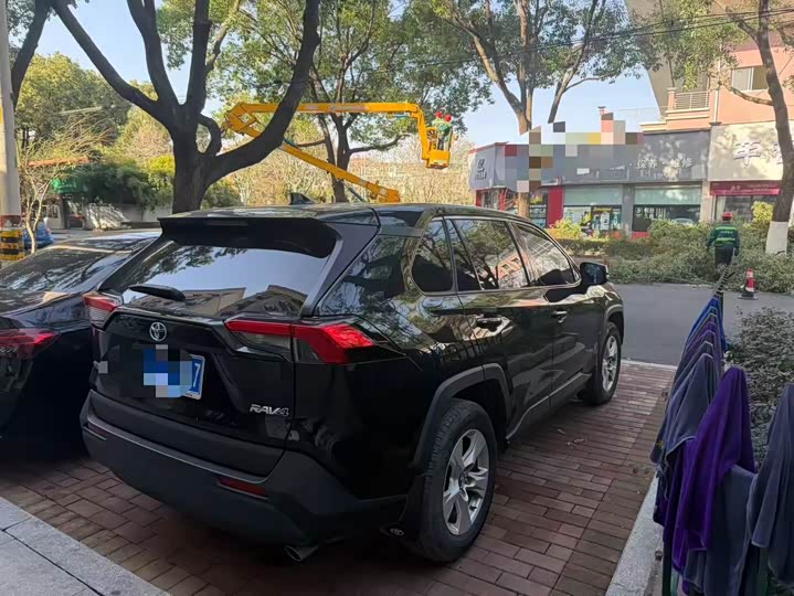 Фото 4 - Toyota RAV4