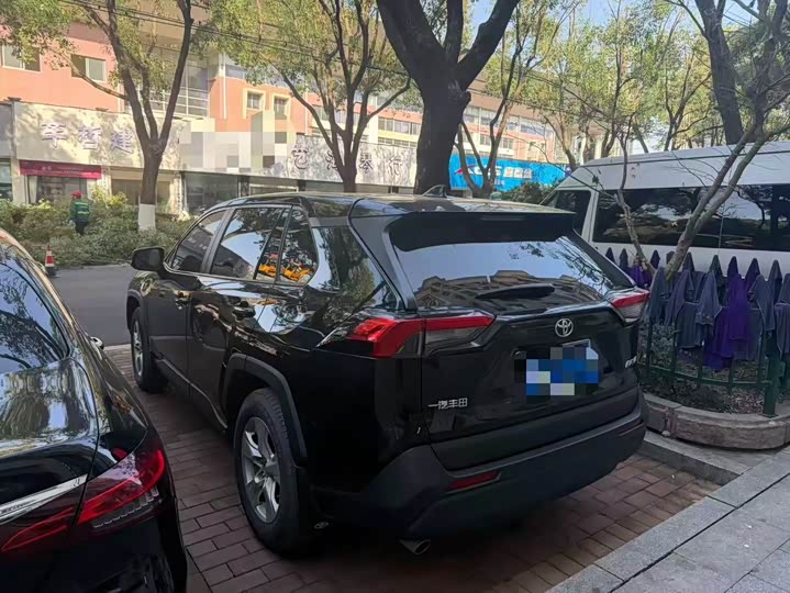 Фото 5 - Toyota RAV4