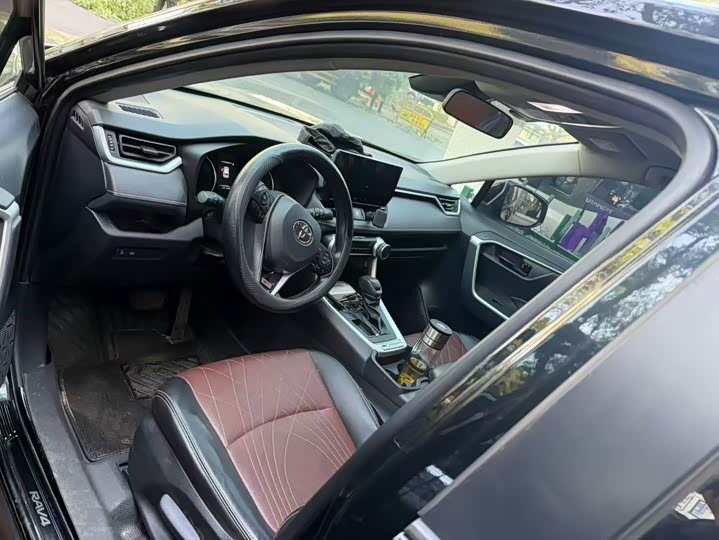 Фото 6 - Toyota RAV4