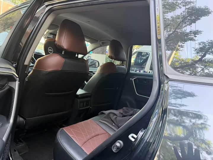 Фото 7 - Toyota RAV4