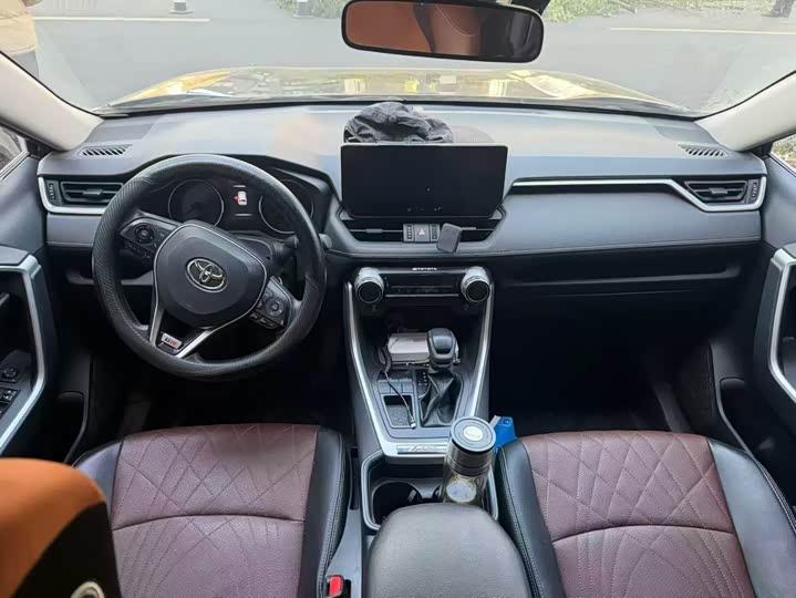 Фото 8 - Toyota RAV4