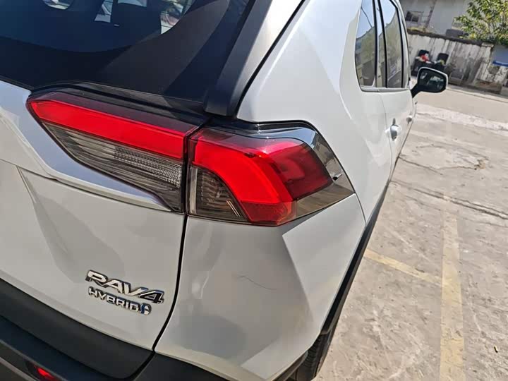 Фото 8 - Toyota RAV4