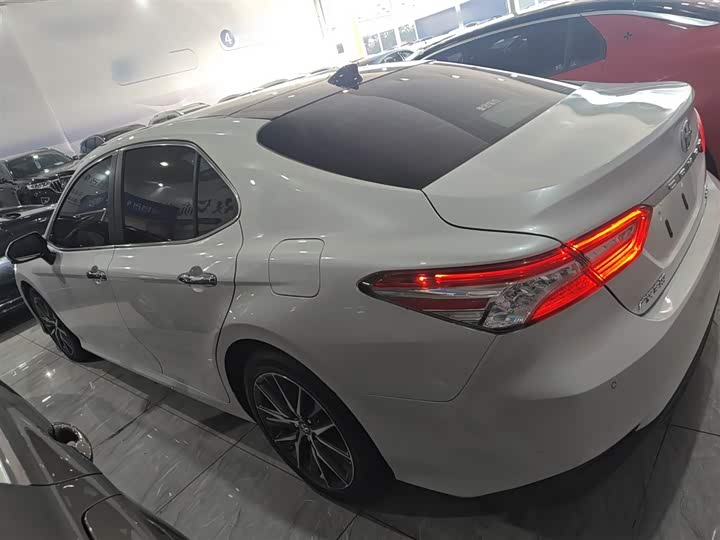 Фото 5 - Toyota Camry