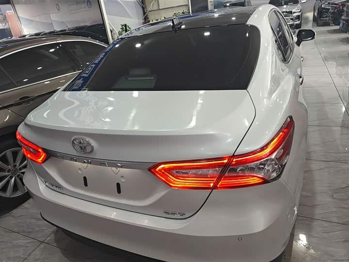 Фото 6 - Toyota Camry