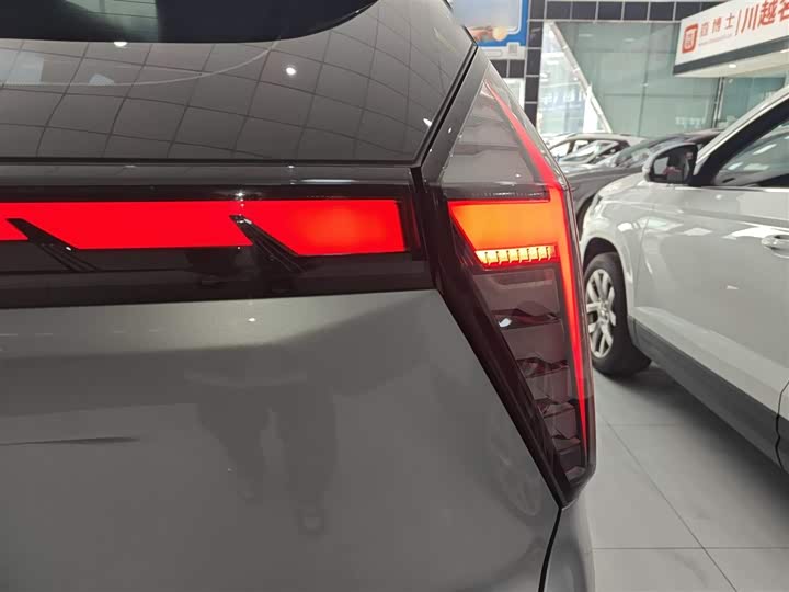 Фото 8 - Geely Atlas L