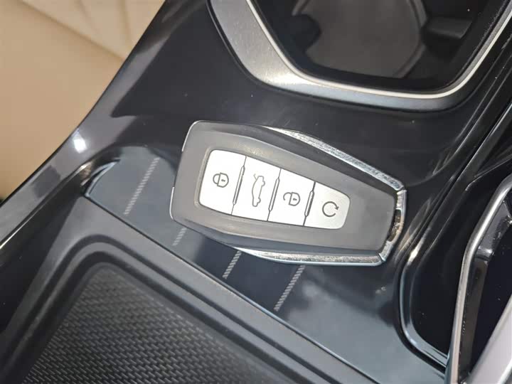 Фото 9 - Geely Atlas L