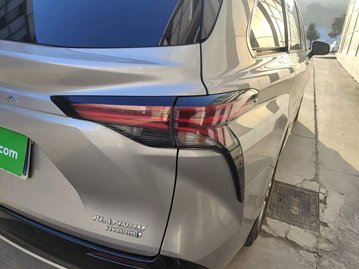 Фото 8 - Toyota Sienna