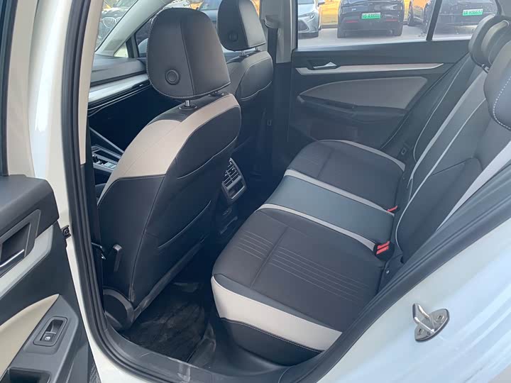 Фото 5 - Volkswagen Golf