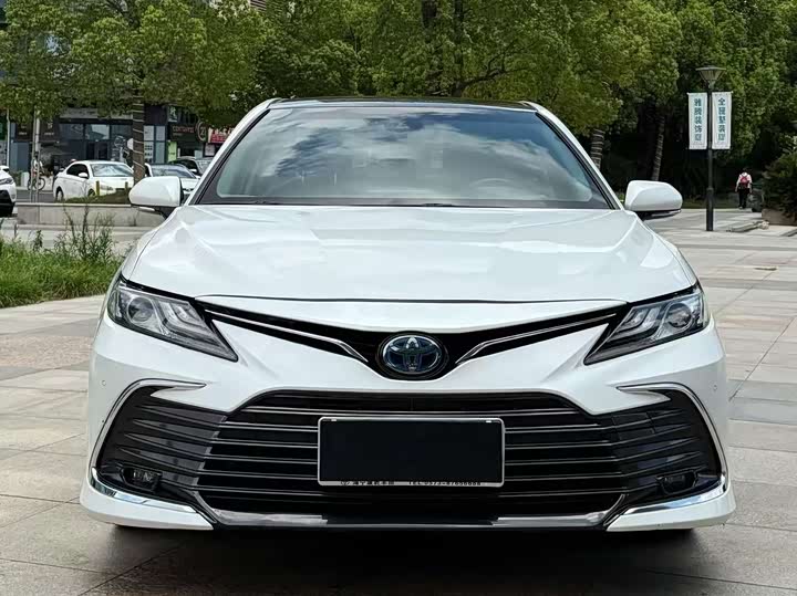 Фото 2 - Toyota Camry