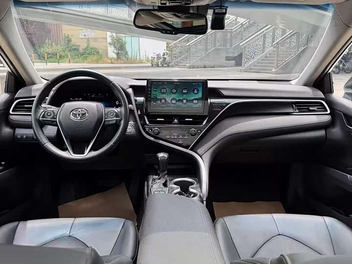 Фото 4 - Toyota Camry