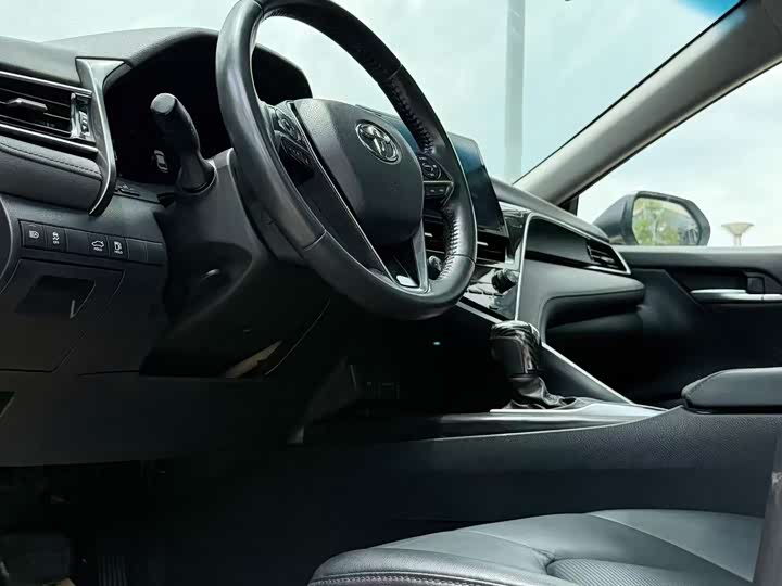 Фото 5 - Toyota Camry