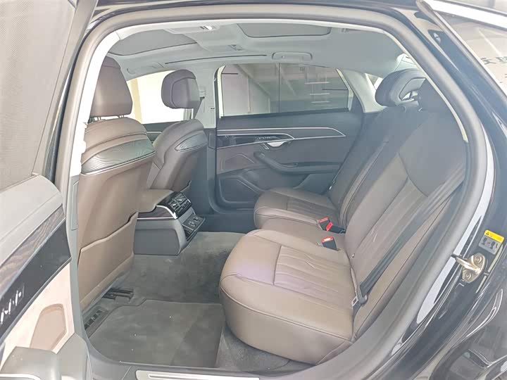 Фото 9 - Audi A8