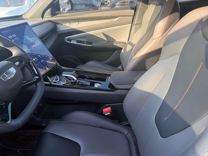 Фото 9 - Geely Atlas