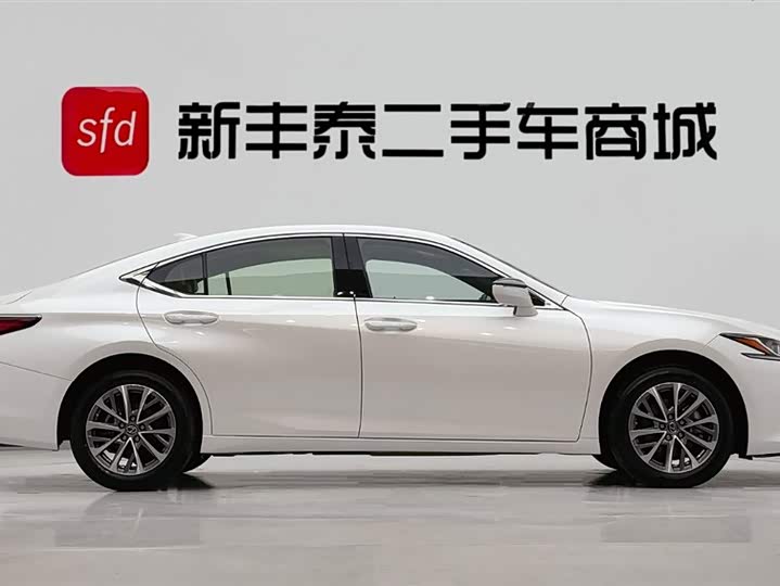 Фото 3 - Lexus ES