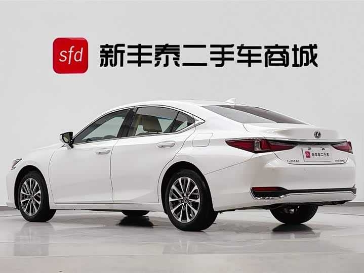 Фото 6 - Lexus ES