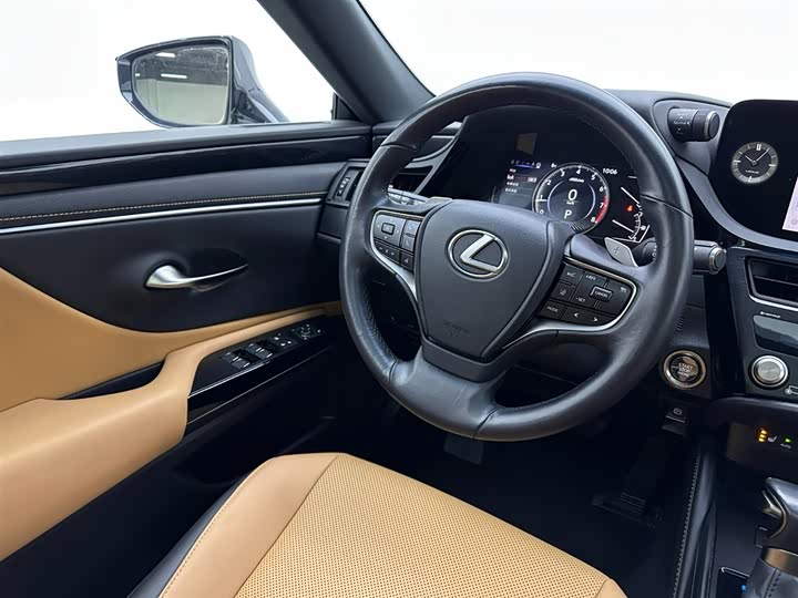 Фото 9 - Lexus ES