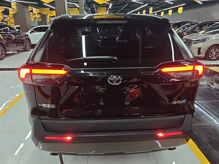 Фото 6 - Toyota RAV4