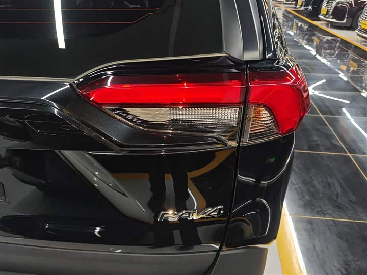 Фото 8 - Toyota RAV4