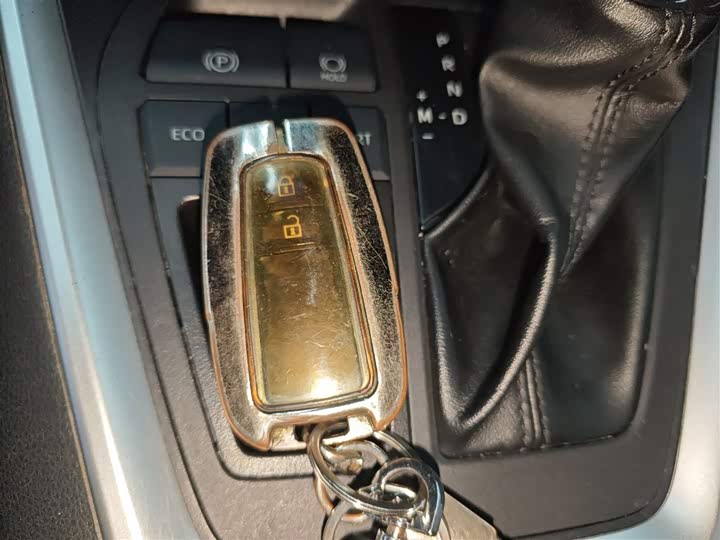 Фото 9 - Toyota RAV4