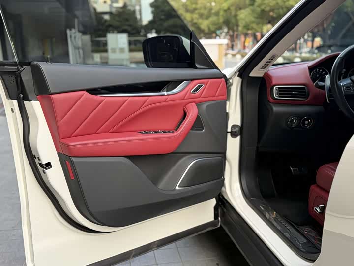 Фото 6 - Maserati Levante