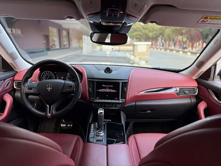 Фото 8 - Maserati Levante