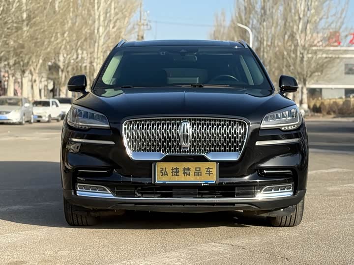 Фото 2 - Lincoln Aviator