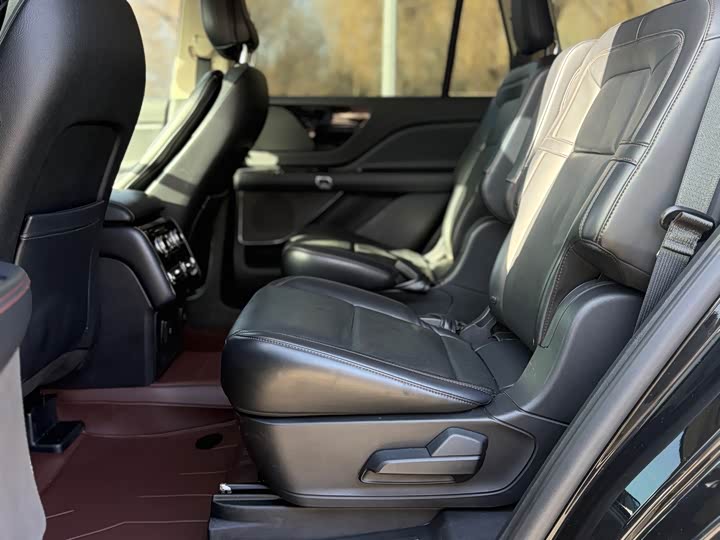 Фото 9 - Lincoln Aviator