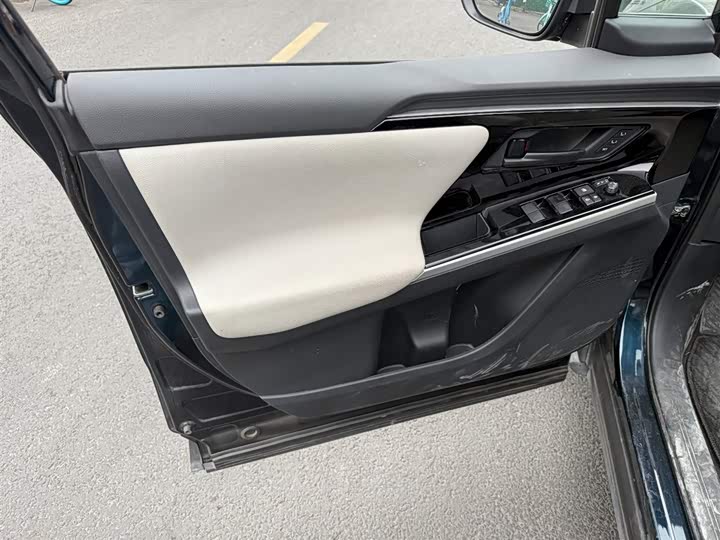 Фото 6 - Toyota bZ4X