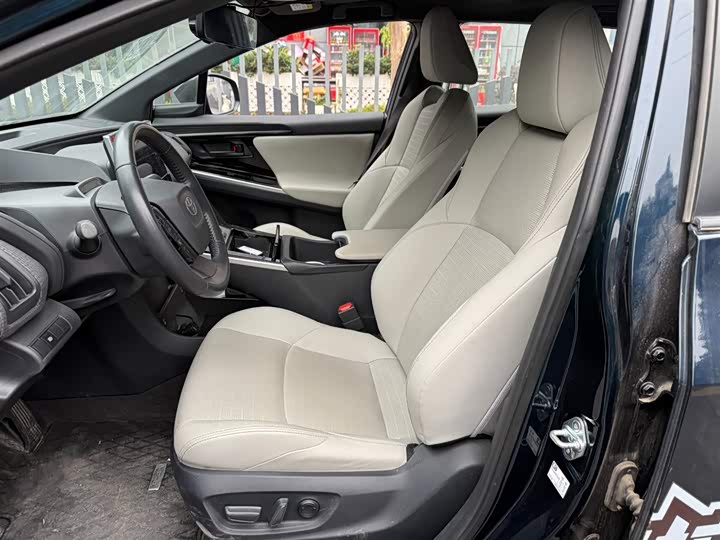 Фото 8 - Toyota bZ4X