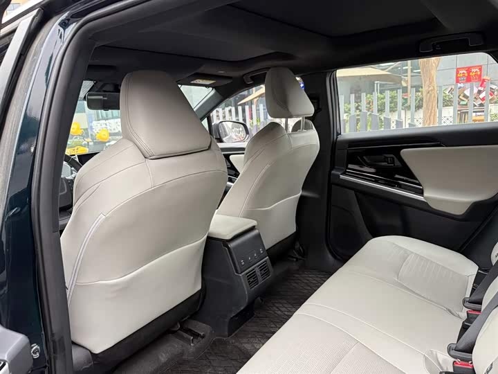 Фото 9 - Toyota bZ4X