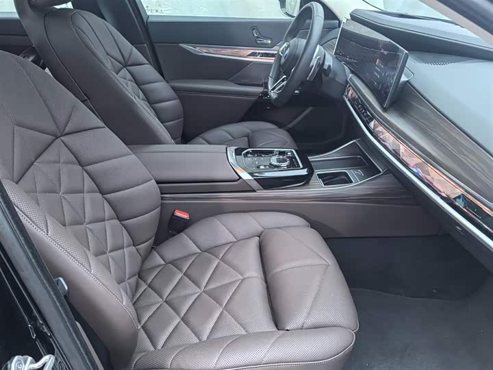 Фото 9 - BMW 7 Series