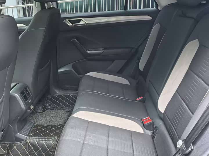 Фото 8 - Volkswagen T-Roc