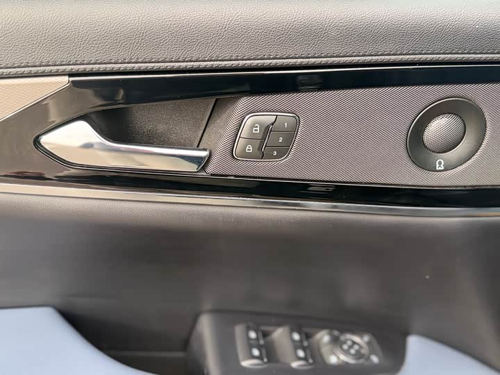 Фото 8 - Lincoln Nautilus