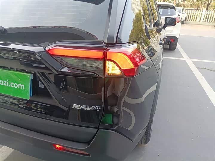 Фото 8 - Toyota RAV4