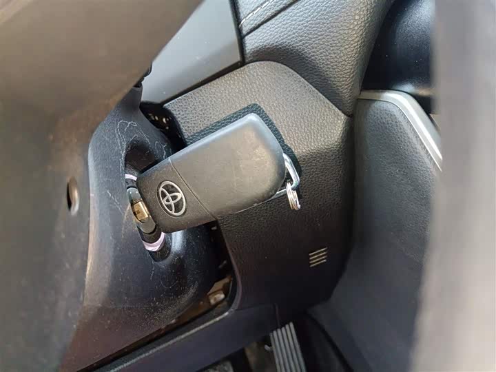 Фото 9 - Toyota RAV4