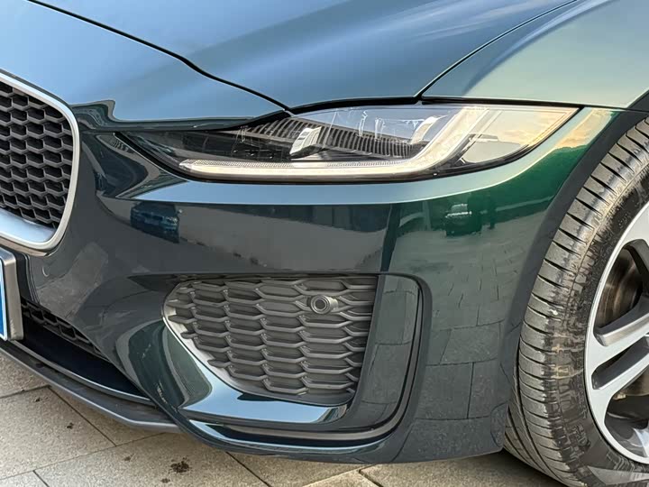 Фото 8 - Jaguar XE L