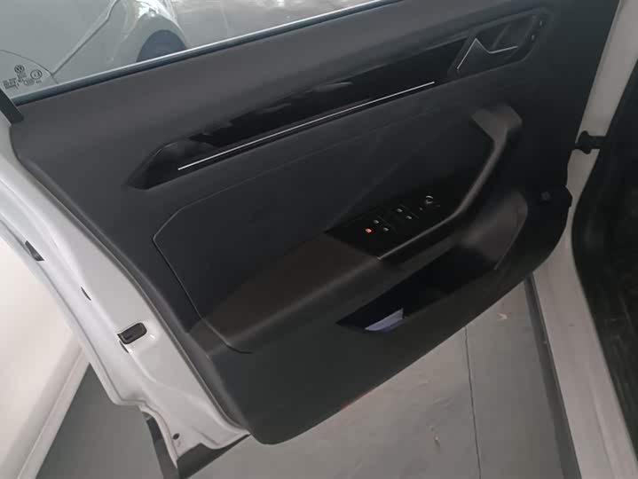 Фото 7 - Volkswagen T-Roc