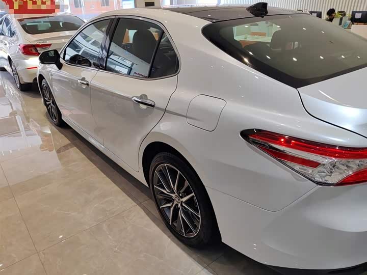 Фото 5 - Toyota Camry