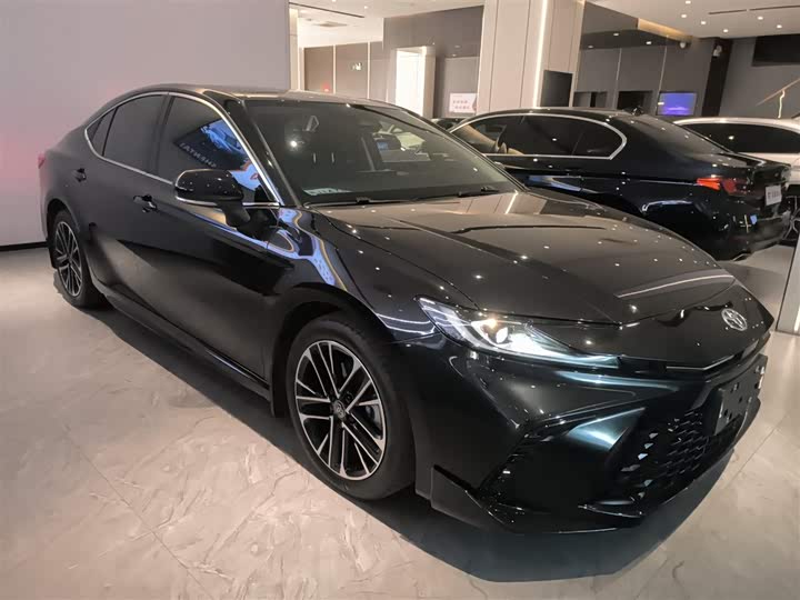 Фото 4 - Toyota Camry