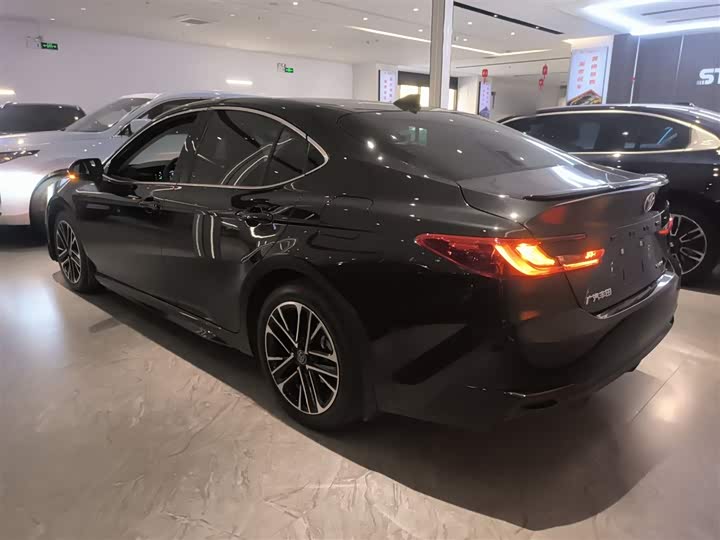 Фото 5 - Toyota Camry