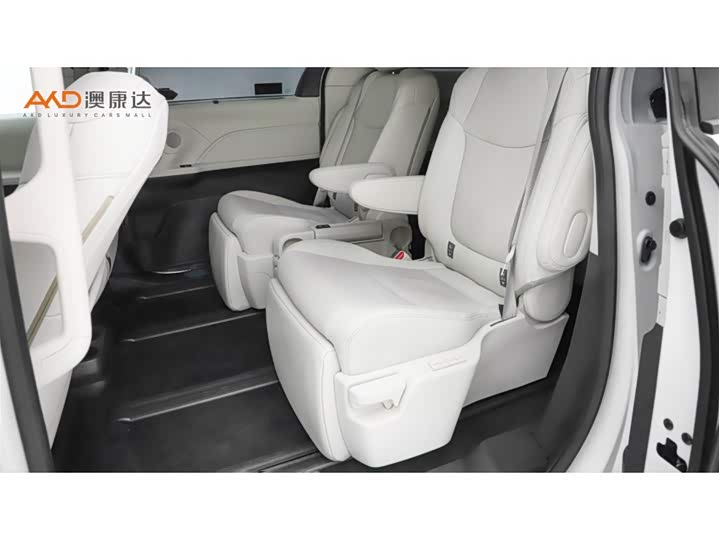 Фото 7 - Toyota Sienna